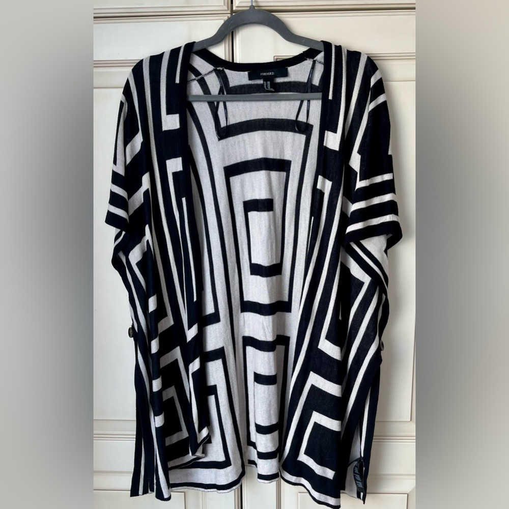 🍋Forever 21 Black & White Geometric poncho/cardigan size S/M but fits easily L